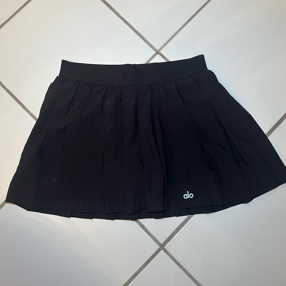 Black varsity Alo tennis skirt